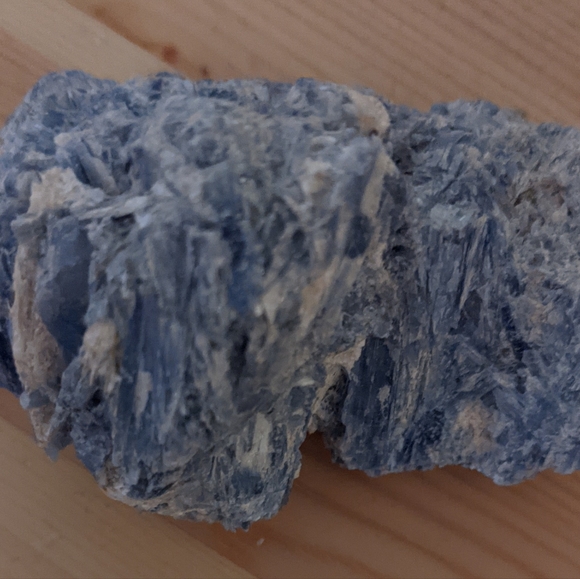 Blue Kyanite Healing Crystal - Picture 2 of 3